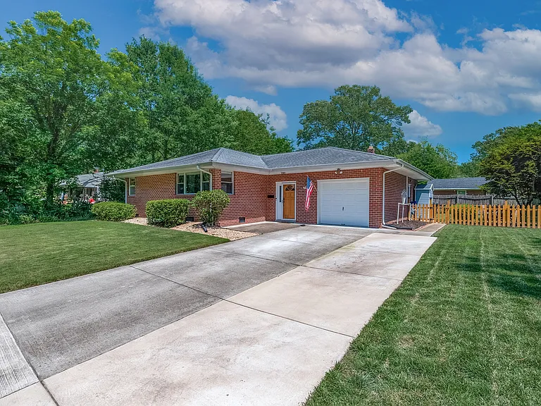 504 Kirkwood Ln — Photo 1