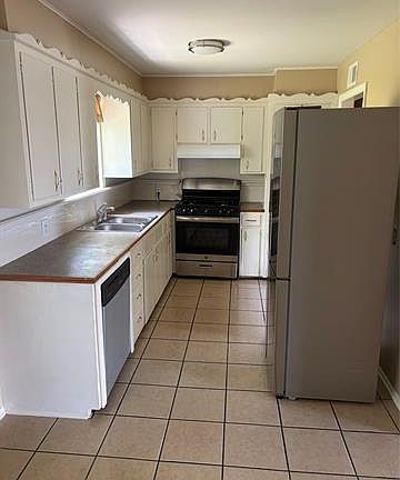 2nd image of 228 E Oklahoma Pl