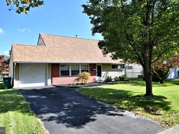 34 Kentucky Ln, Levittown, PA 19055