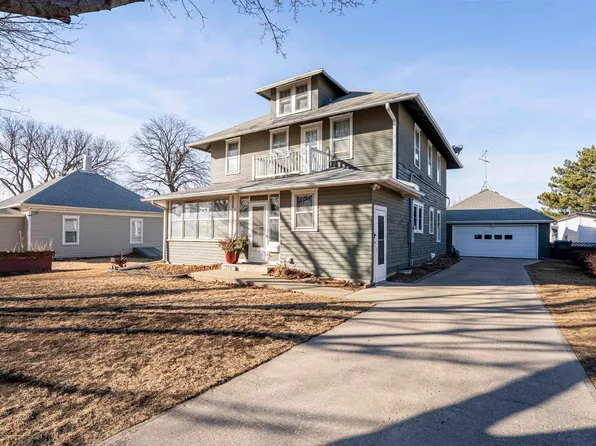 321 7th St SW, Le Mars, IA 51031