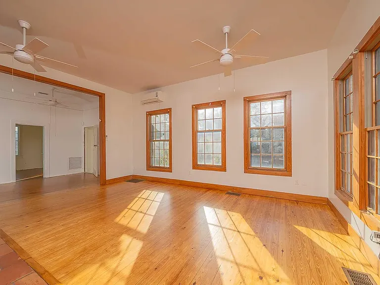 11 Pine St — Photo 4