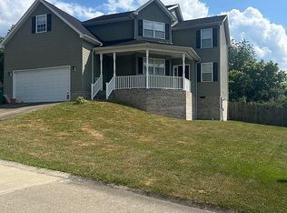 579 Overlook Dr, Hurricane, WV 25526