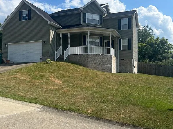 579 Overlook Dr, Hurricane, WV 25526