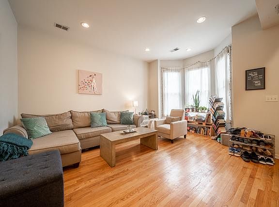 2nd image of 1520 W Wellington Ave #1