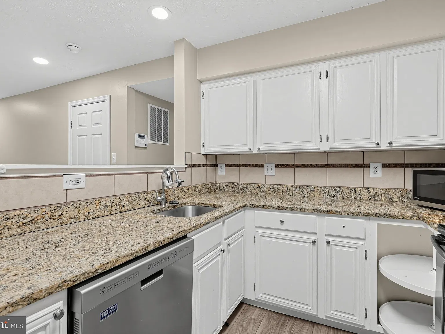 4 bed, 2.5 bath, 1846 sqft, $3,200 — Photo 4