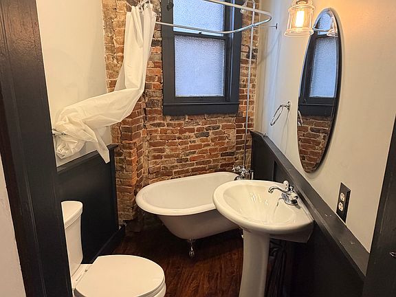 5th image of 203 Oak St