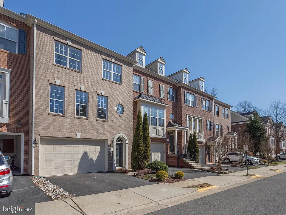4493 Monmouth St