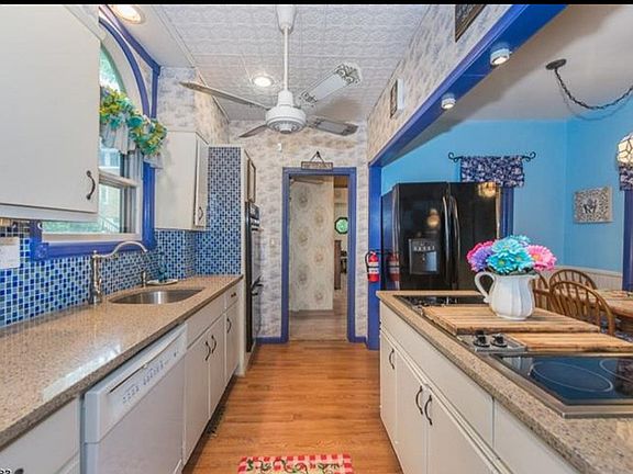 Beautiful eat-in kitchen!