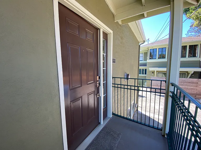 832 Georgia St #B — Photo 6
