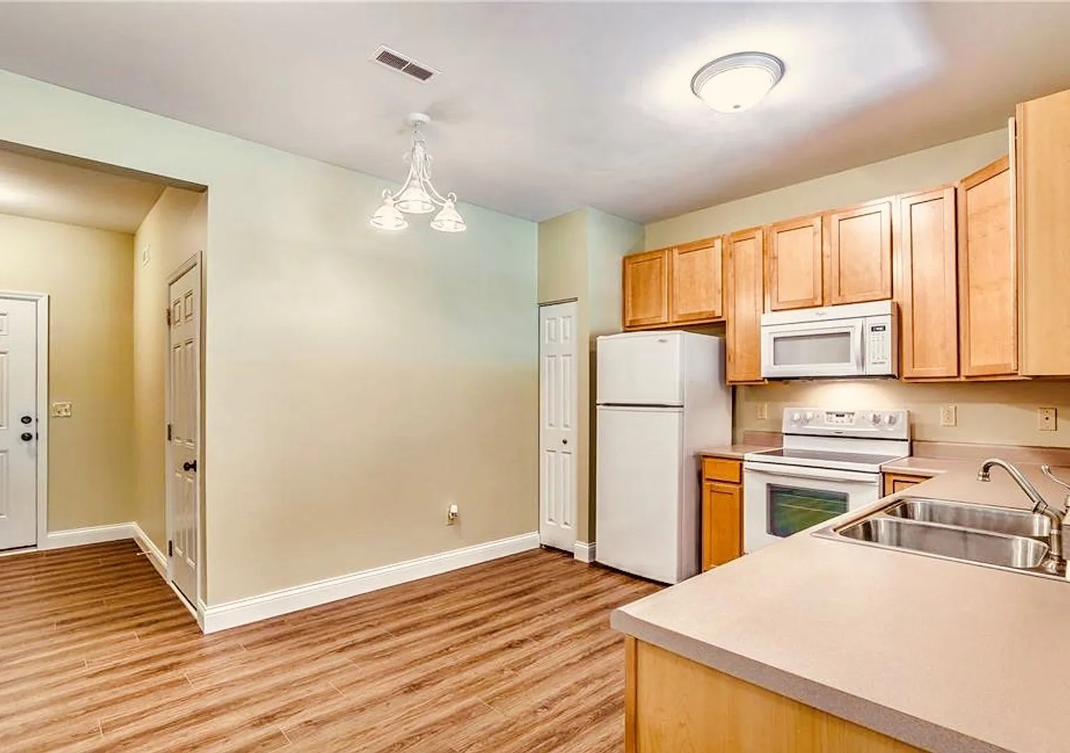 Bright and Inviting! — Photo 4