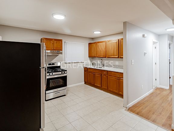 5th image of 1140 Scott Ave