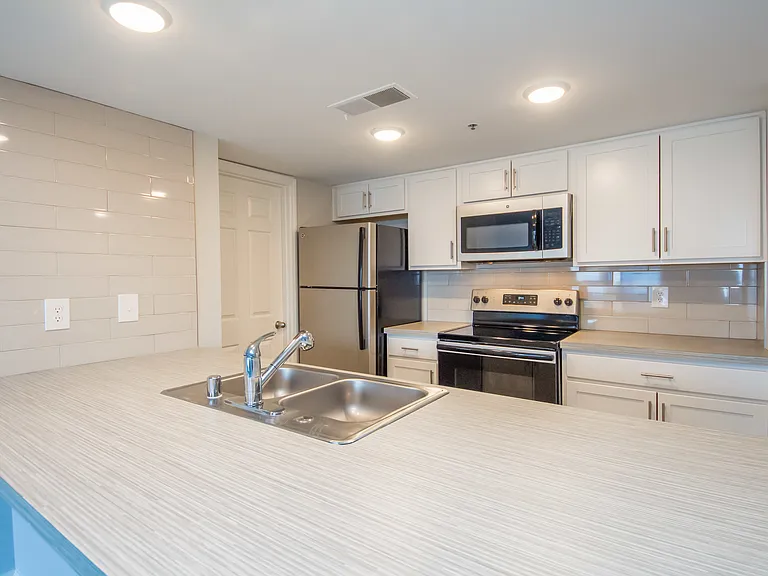 Park Plaza Apartments — Photo 22