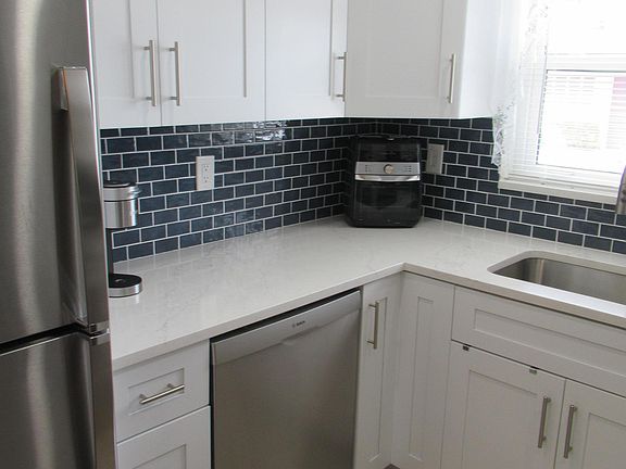 3rd image of 2631 Barkley Drive W Apt B