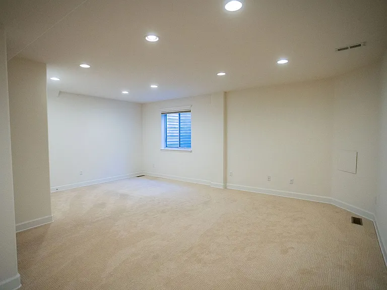 2960 Newport Cir — Photo 19