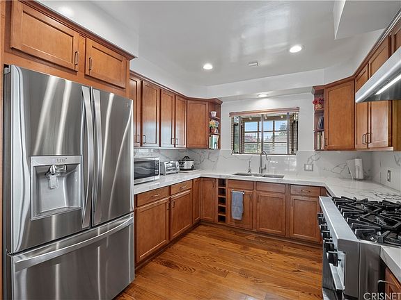 3rd image of 9350 Petit Ave