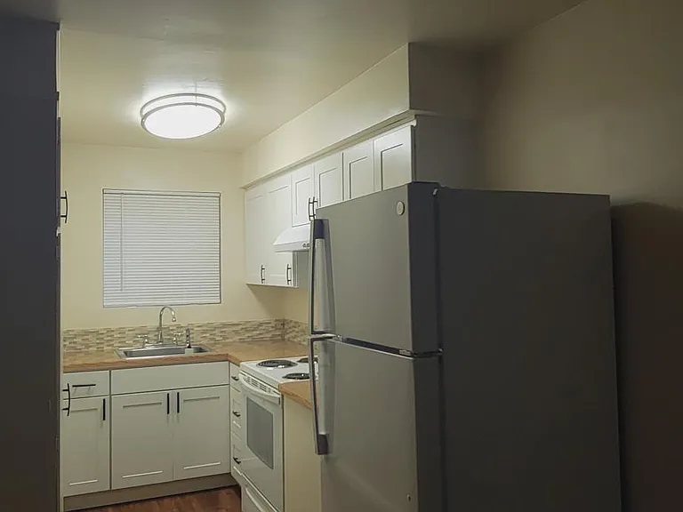 Alder Manor Apartments — Photo 12