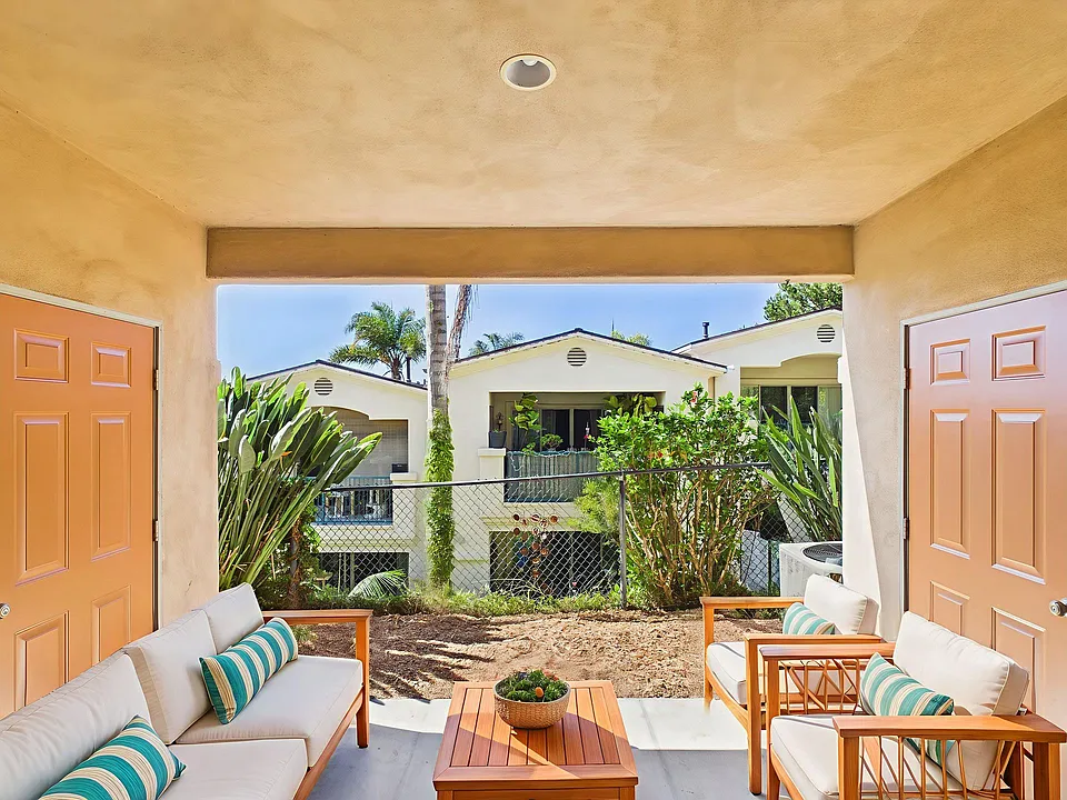 121 Rosebay Dr