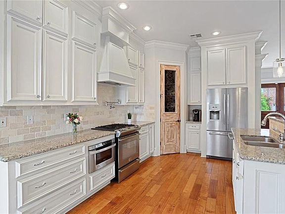 2nd image of 6010 Vicksburg St