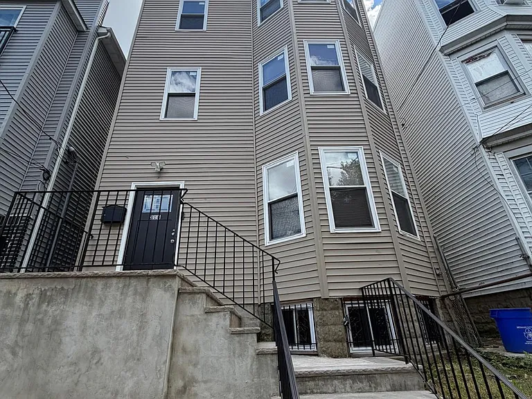 318 W Runyon St #3F — Photo 4