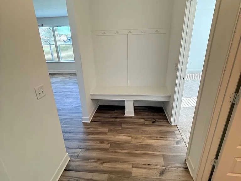 1046 Elmwood Ln — Photo 12