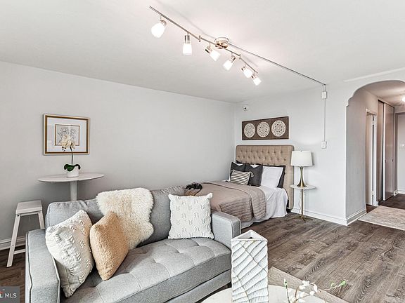 5th image of 604 S Washington Sq APT 813