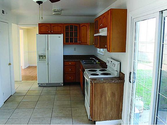 2nd image of 912 Woodhue Ct