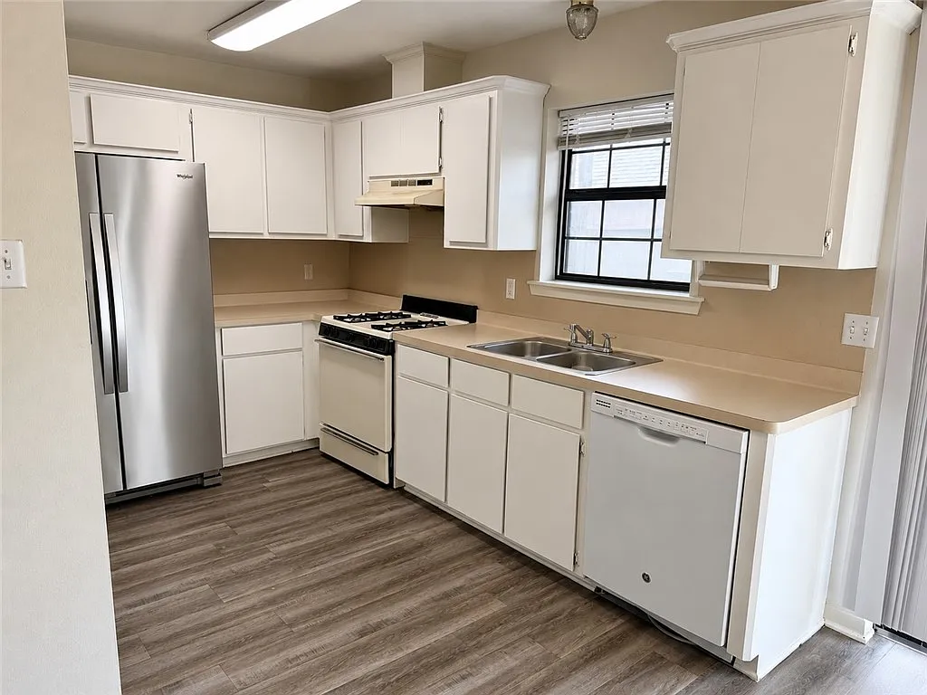 4 bed, 1364 sqft, $2,100 — Photo 3