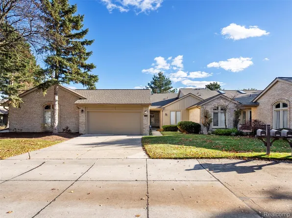 43043 W Kirkwood Dr, Clinton Township, MI 48038