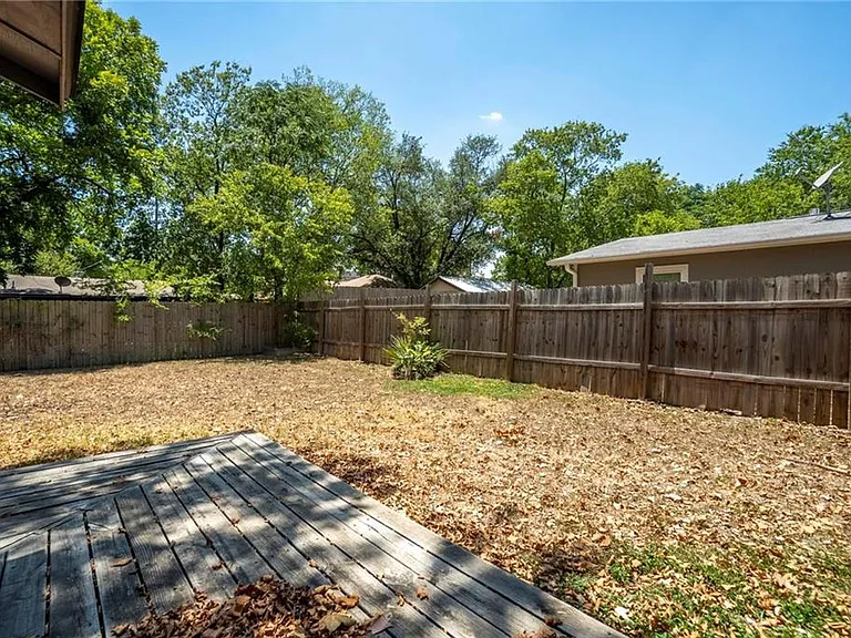2105 Fortview Rd — Photo 36