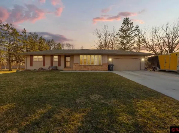 280 Cliff Dr, North Mankato, MN 56003