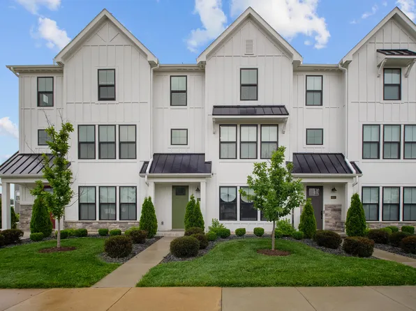 8937 Eager Rd, Saint Louis, MO 63144