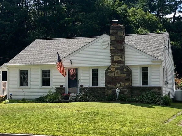 49 Charlton St, Oxford, MA 01540