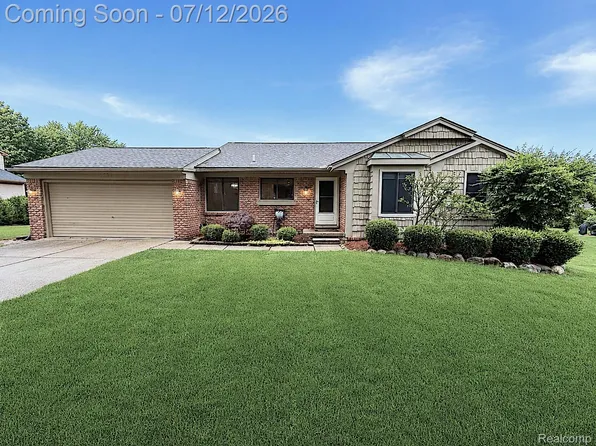 2033 Avonstoke Rd, Rochester Hills, MI 48307