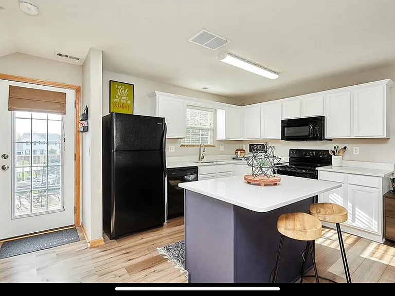 330 NE Olivewood — Photo 6