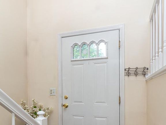 3rd image of 613 N Walnut Ln