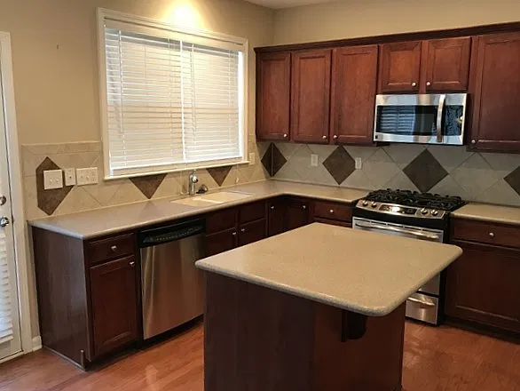 3 bed, 2.5 bath, 1992 sqft, $2,420 — Photo 2