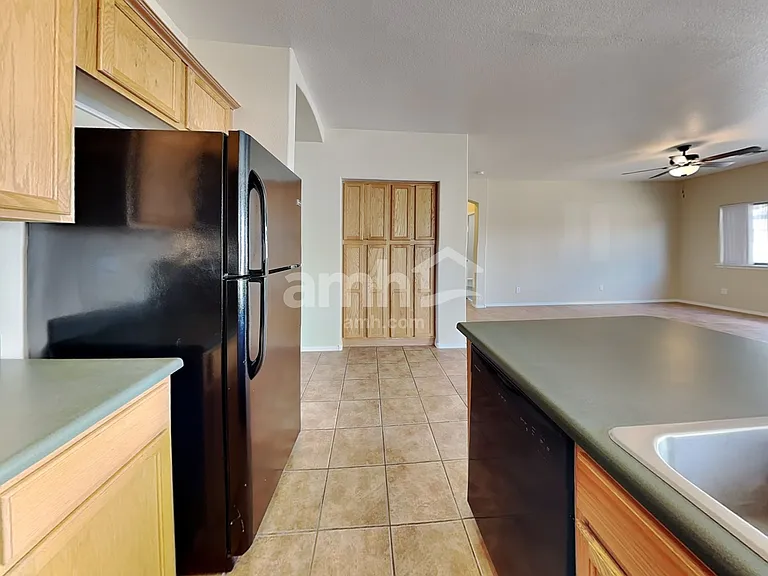 11852 W Cambridge Ave — Photo 4