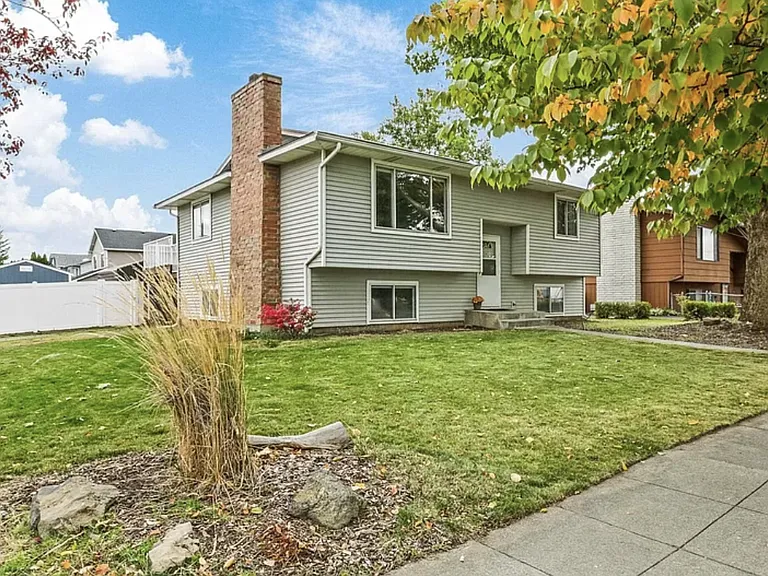 2303 S Myrtle St — Photo 2