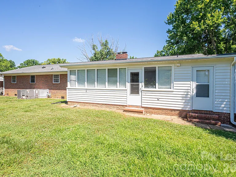 2020 Helen Dr — Photo 35