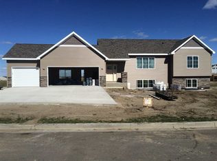 1525 Valley Bluffs Dr SE, Minot, ND 58701