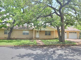211 Forest Trail Dr, Fredericksburg, TX 78624