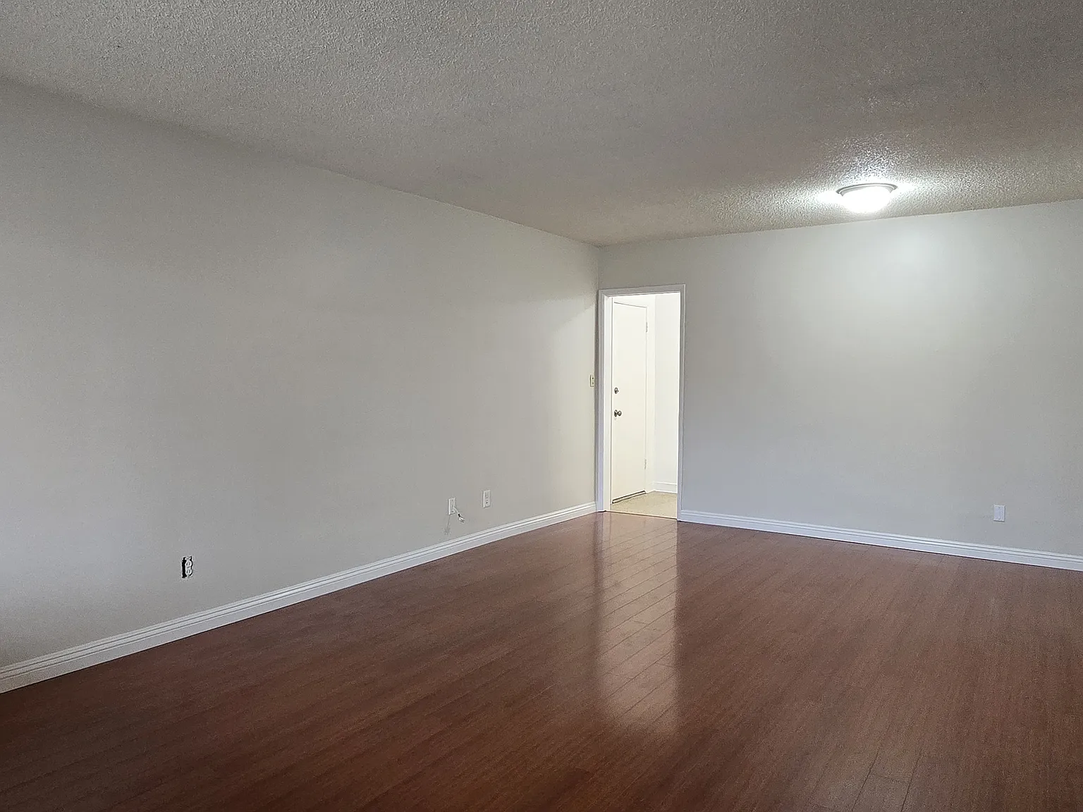 2 bed, 950 sqft, $2,300 — Photo 3