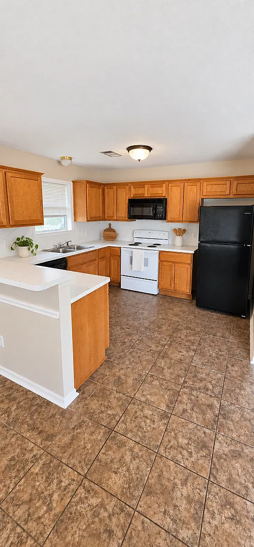 Large 3/2 duplex with large fenced back yard — Photo 2