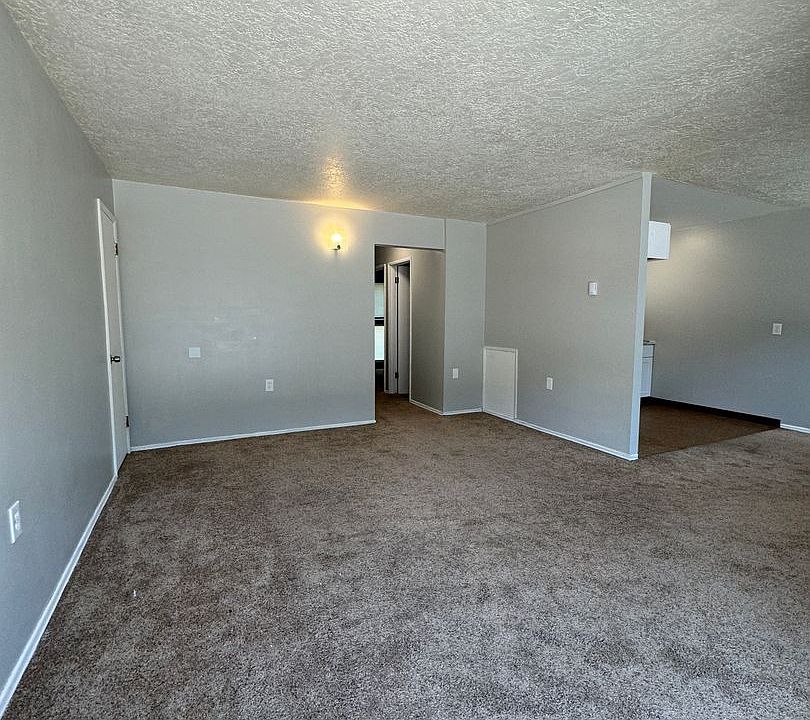 1st image of 1700 E 9th St APT 3