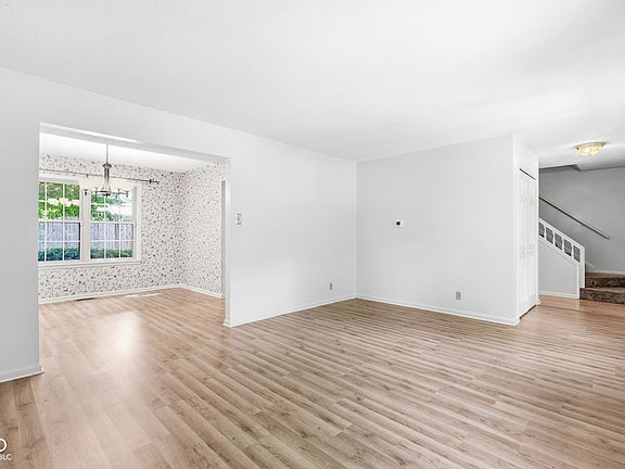 3rd image of 921 Front Royal Dr