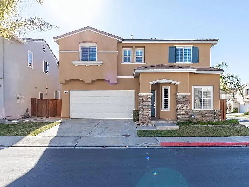 4 bed, 2.5 bath, 2316 sqft, $4,200 — Photo 1