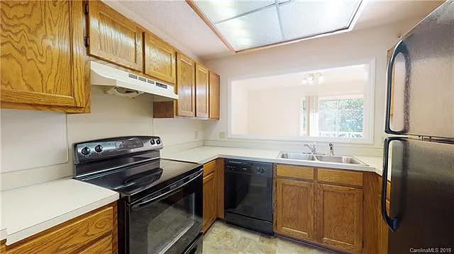 Amazing top floor condo close to it all! — Photo 3