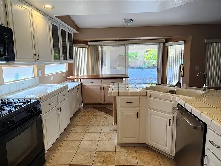 1395 Falling Snow Ave — Photo 4