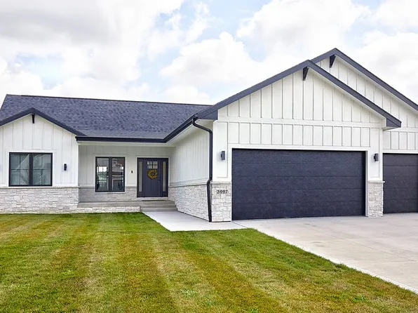3997 NW 181st St, Clive, IA 50325