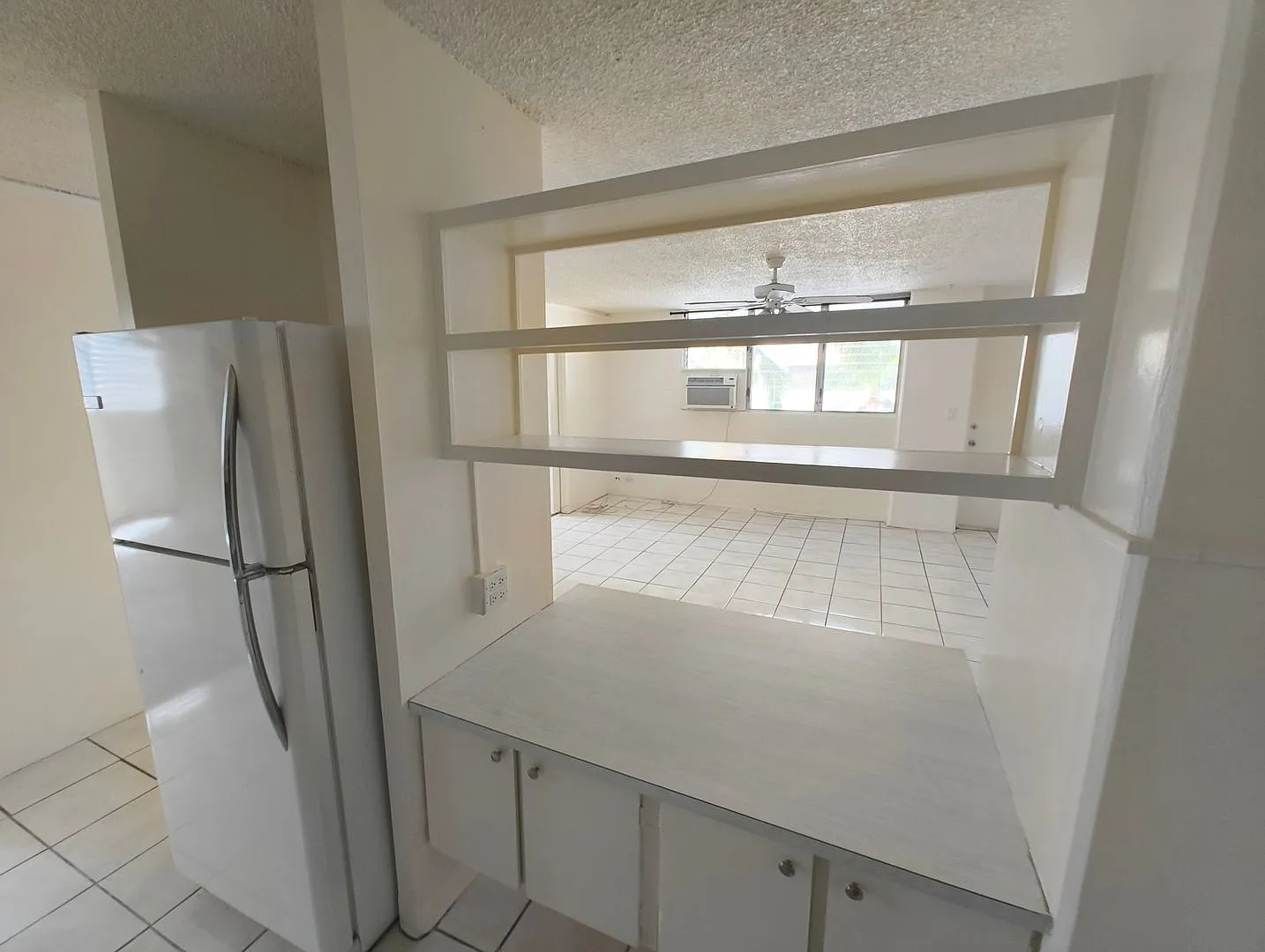2 Bedroom 1.5 Bath Condo in Waikiki Available 10/16/2026! — Photo 2